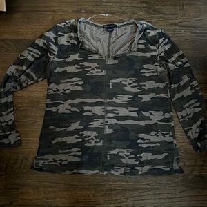 Sanctuary Size L Camo Long Sleeve V-Neck